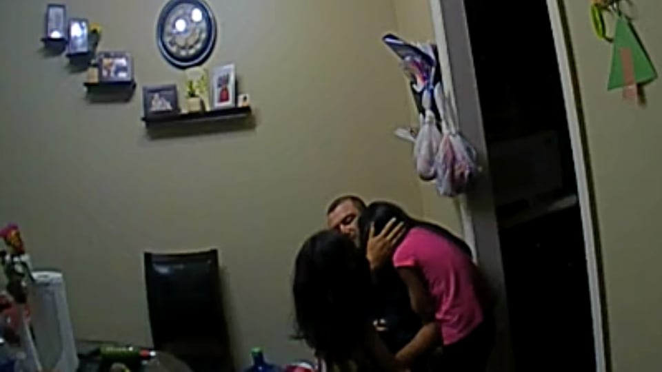 Crónica: Sacan de su hogar a hispano mientras era abrazado por sus hijas