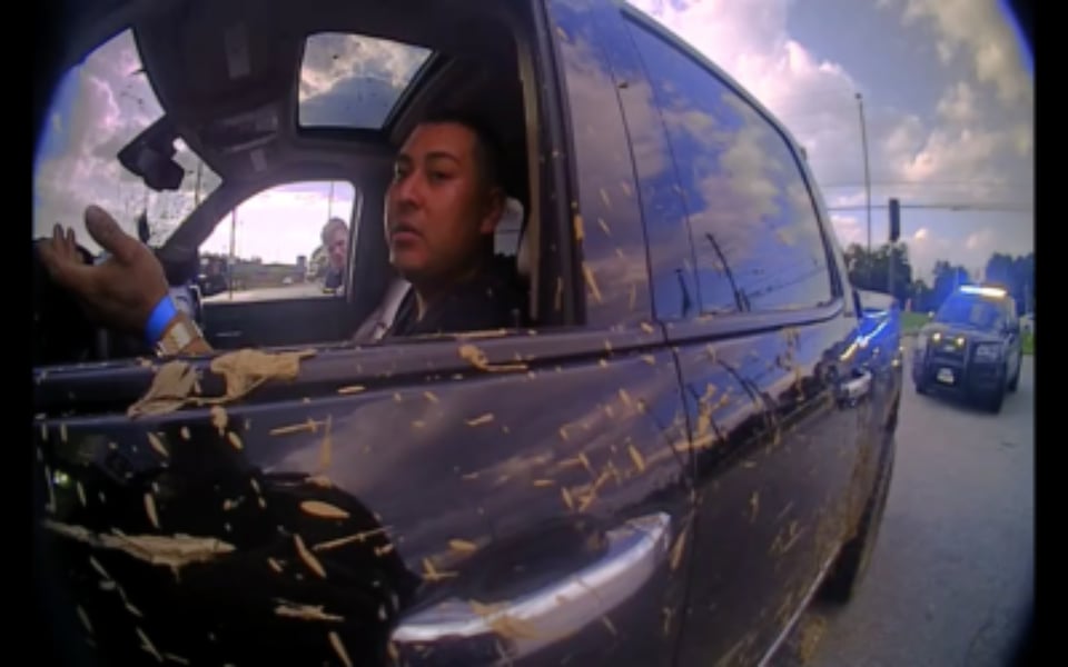 A plena luz del día le ‘ponen el dedo’ a conductor hispano