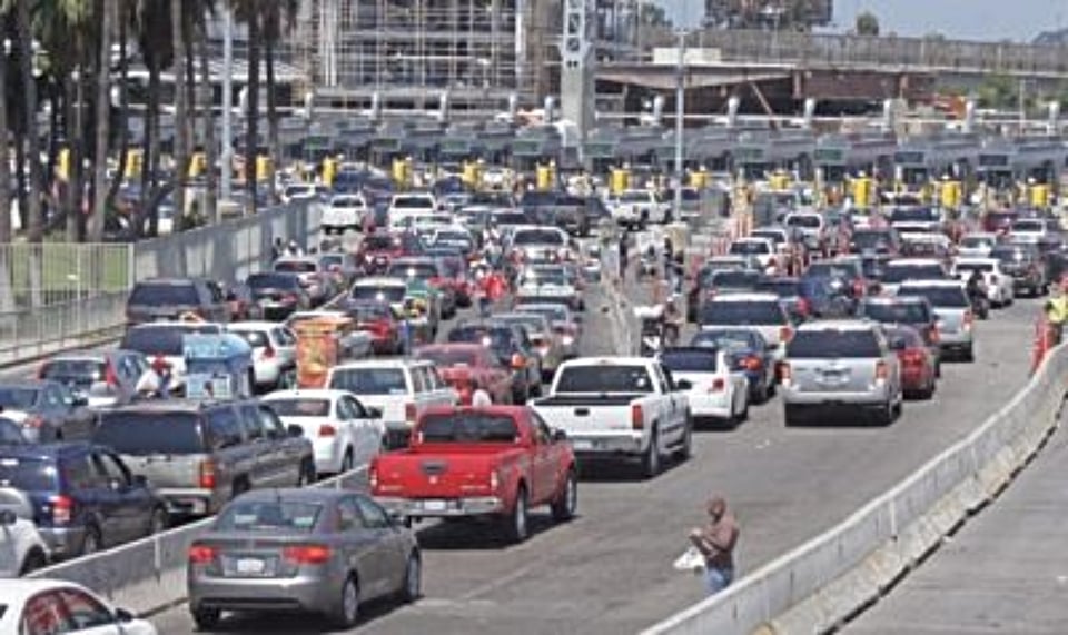 Extienden cierre parcial de fronteras entre México y Estados Unidos por 30 días más