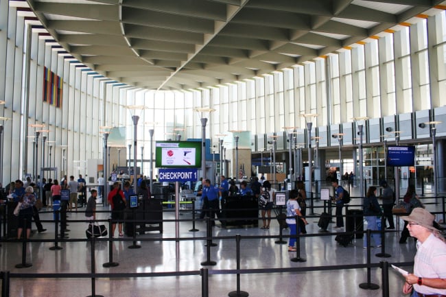 Falla en el sistema de aduanas ocasiona caos en aeropuertos de varias ciudades de EE.UU. (4 FOTOS)