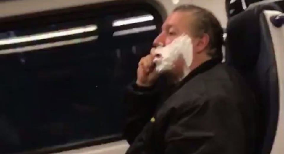 Hispano que recibió insultos y burlas por afeitarse en tren, dice por qué lo hizo featured image