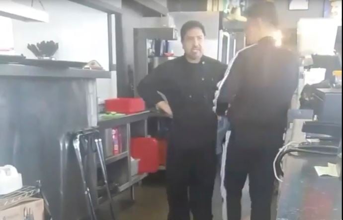 Amenazan a hispano con llamar a ICE en taquería (VIDEO)