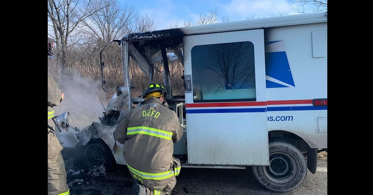 Empleado de Servicio Postal ‘salva la navidad’ al rescatar paquetes del camión en llamas