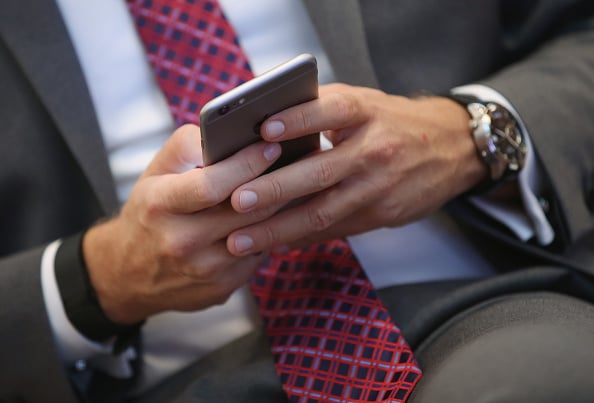 mensaje de texto, hombre trajeado, hombre con celular, Tecnología, MundoNOW