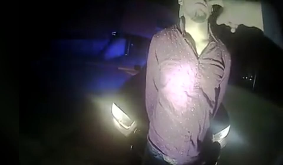 Conductor hispano cazado violando ley de tránsito