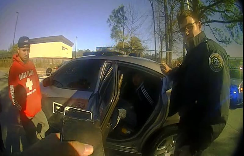 Arrestan a conductor hispano que intercambió placas