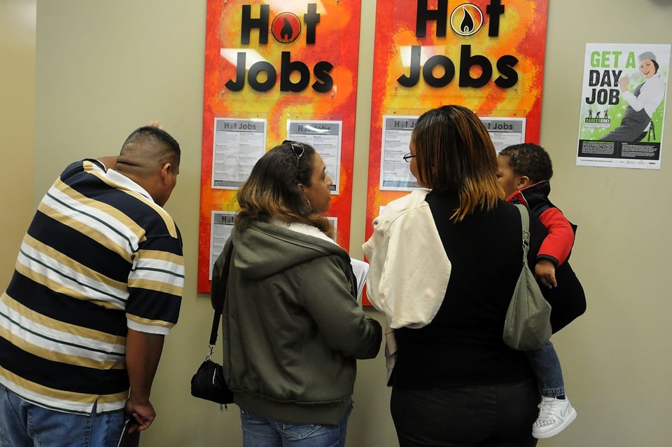 Solicitudes del subsidio por desempleo cayeron a 880,000 la última semana
