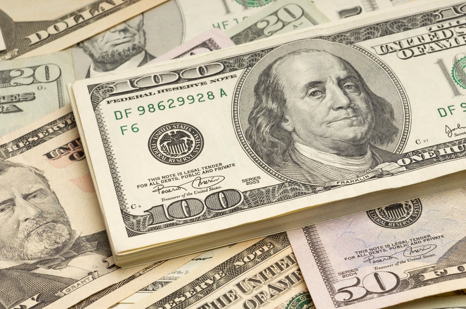 Adolescente encuentra bolsa con $10,000 y la regresa (FOTOS)