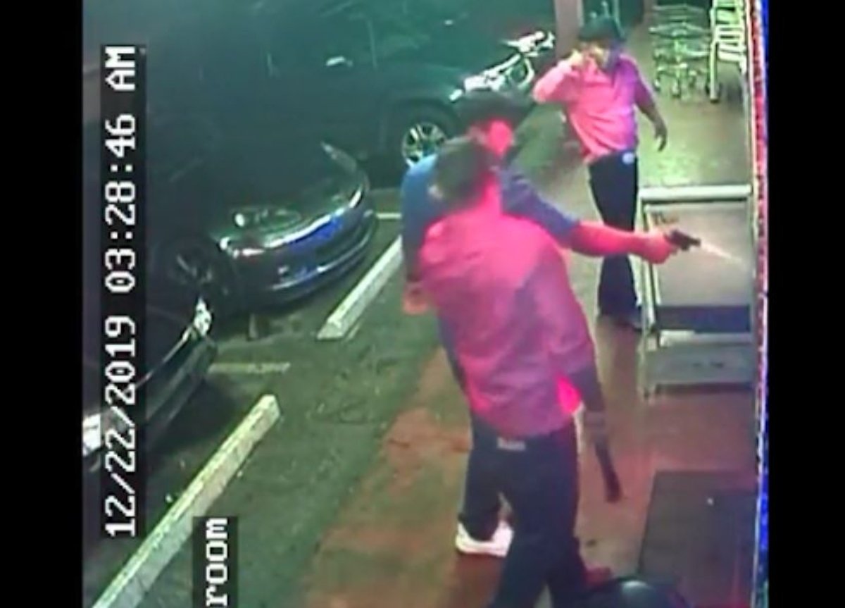 Florida: Los corren de restaurante y regresan echando bala