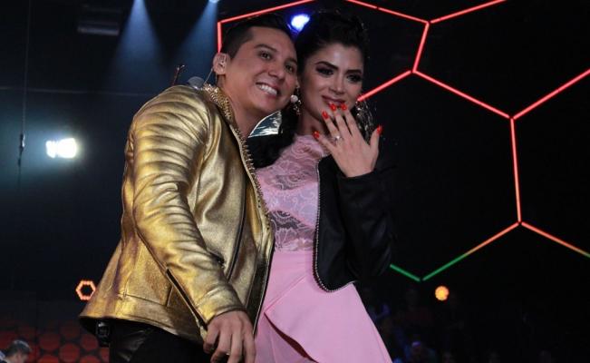 Kimberly Flores, esposa de Edwin Luna presume cuerpazo pero se compara con JLo y le dicen que tiene ‘cuerpo de hombre’ (FOTOS)