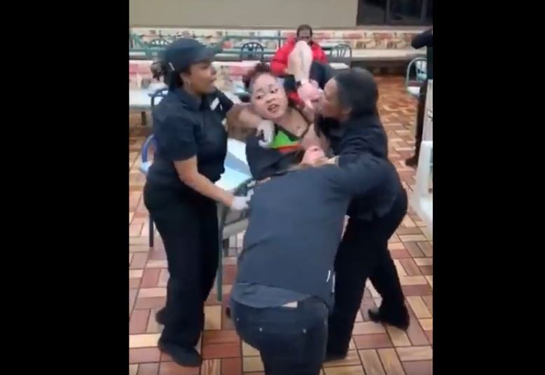Empleada de Burger King en el Bronx golpea y «hechiza» a sus compañeras (VIDEO)