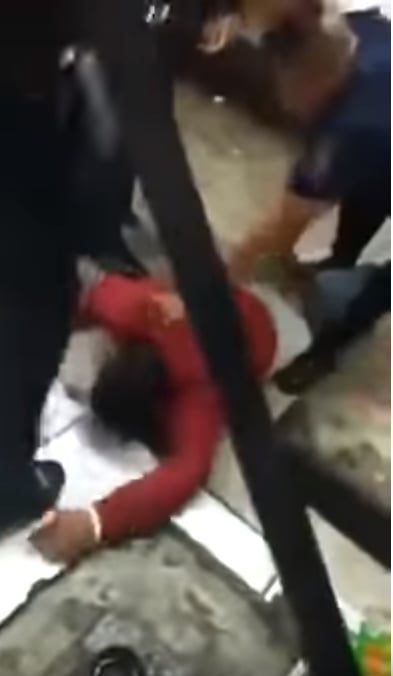 México: Presuntos policías propinan golpiza a un hombre y lo despojan de varios artículos (VIDEO)