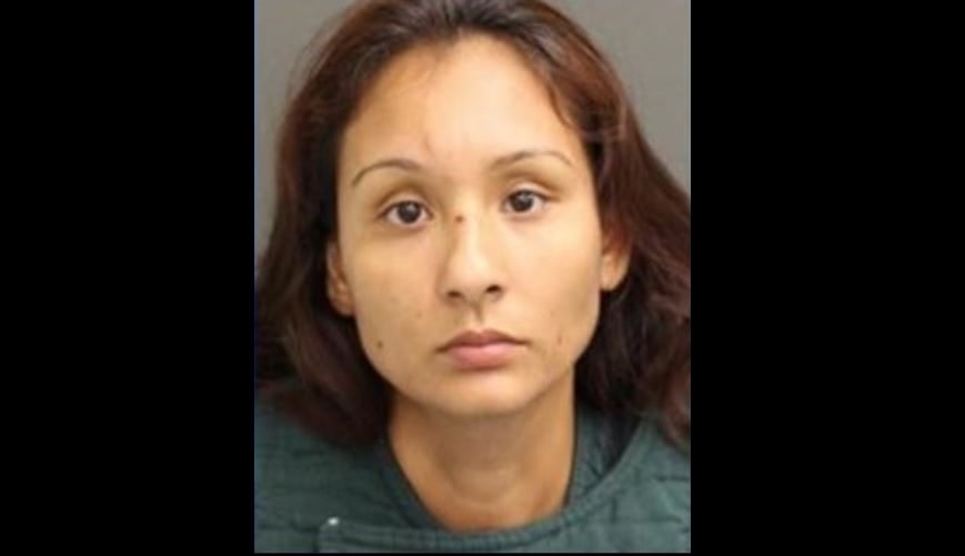 Acusan a hispana de homicidio luego de llevar a su hija apuñalada al hospital