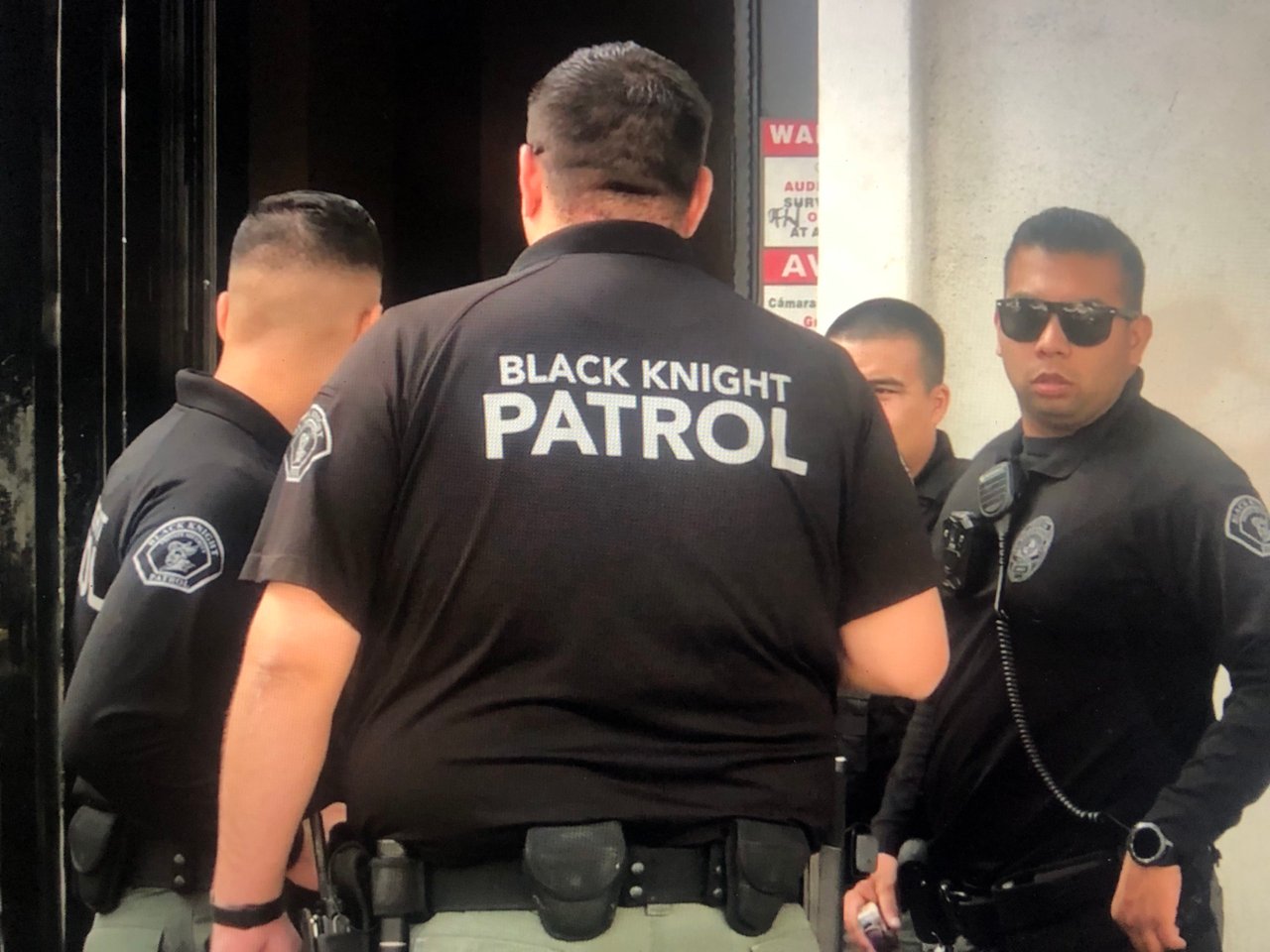 Equipo SWAT registra edificio comercial en Hollywood y detiene a una decena de indigentes (VIDEO)
