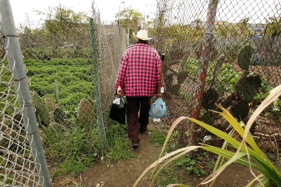 En plena crisis por coronavirus filtran video en el que atacan a hispano con huevos (VIDEO)