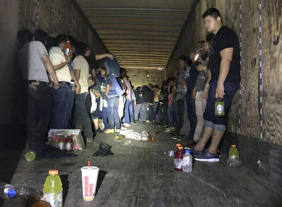 Rescatan a 120 inmigrantes hispanos encerrados en un camión en Texas
