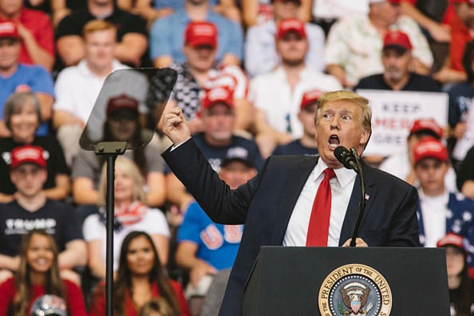 Interrumpen mitin de Trump con pancartas a favor de inmigrantes