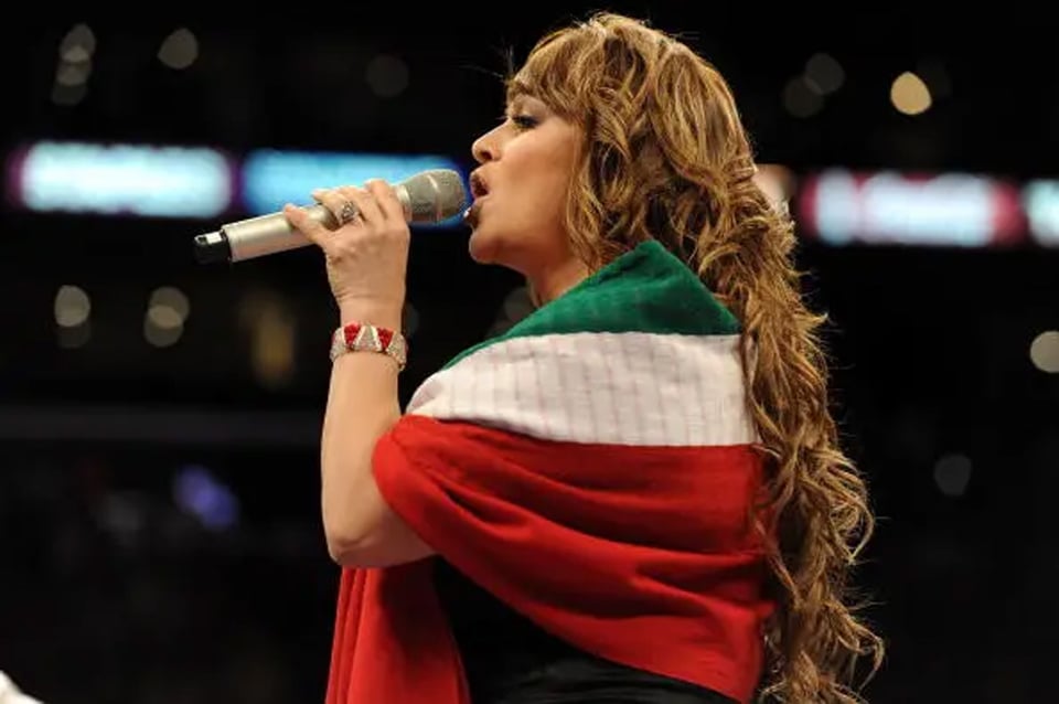 La señora Rosa confiesa que sí se gasta el dinero de la fallecida Jenni Rivera y le llueven ‘aplausos’ (4 FOTOS)