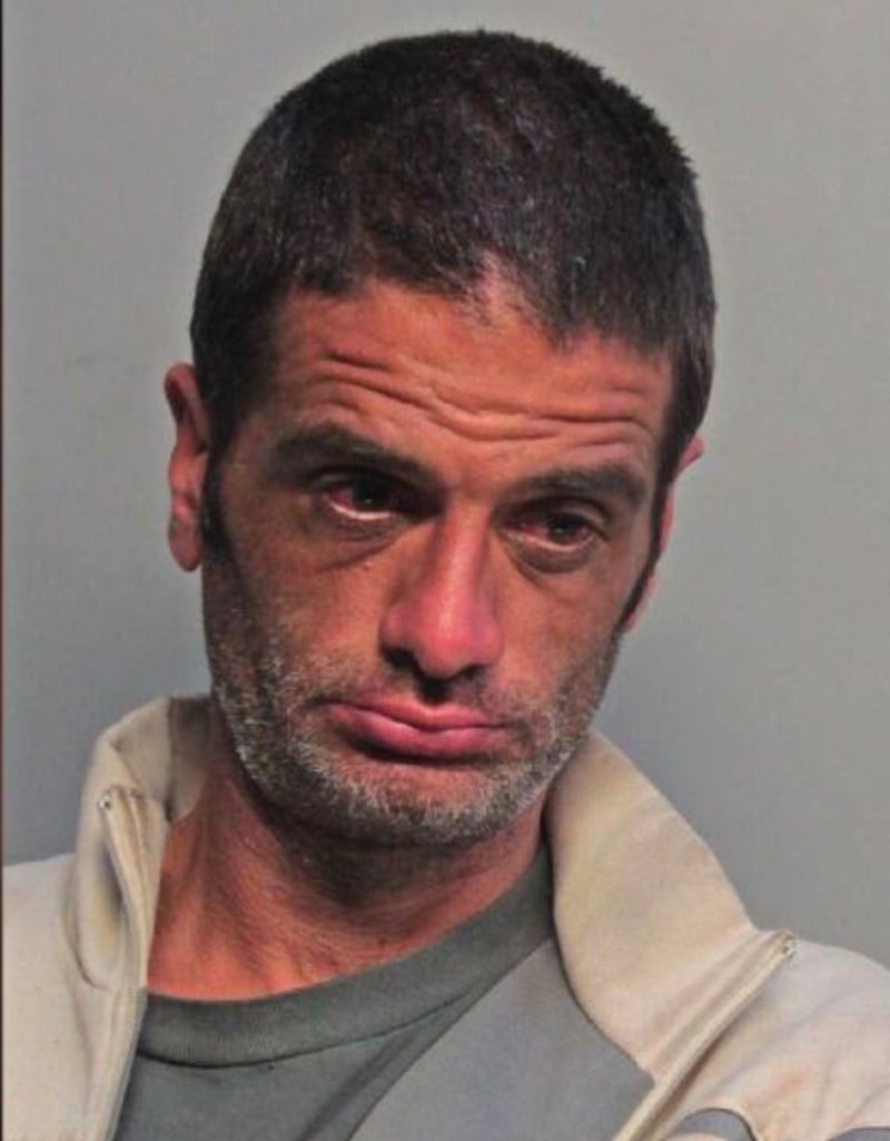 Crónica: Hispano sacó el pene frente a madre e hijo «porque le picaba»