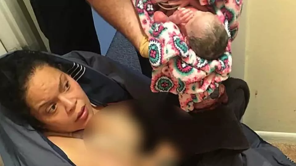 Mujer da a luz en un baño público sin saber que estaba embarazada