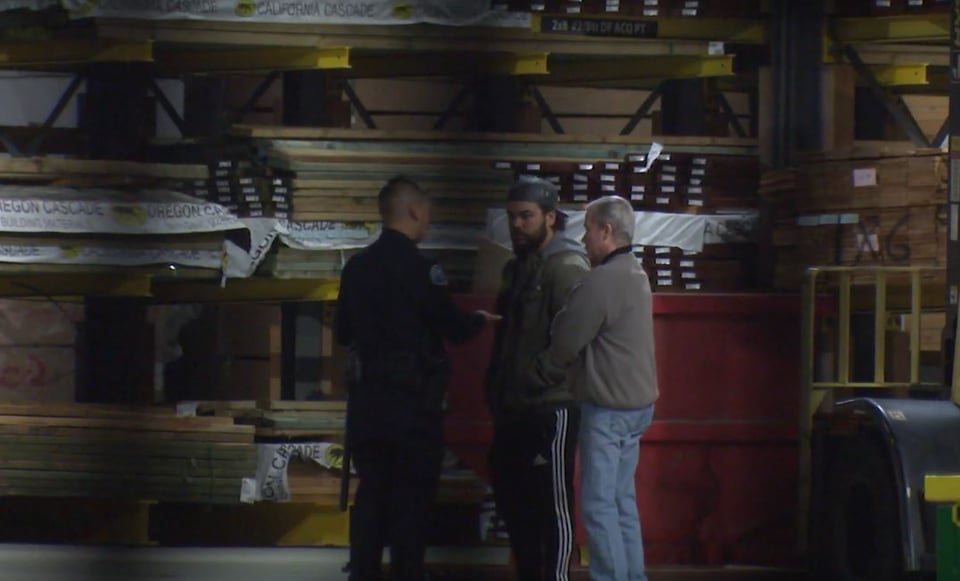 California: Obrero hispano murió aplastado por toneladas de madera en una bodega featured image