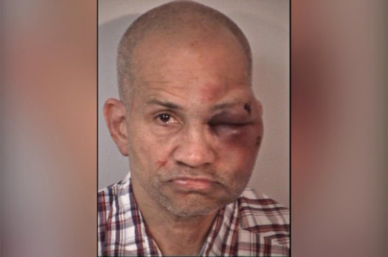 Crónica: Lo encuentra con sus dos hijos desnudos y lo muele a golpes