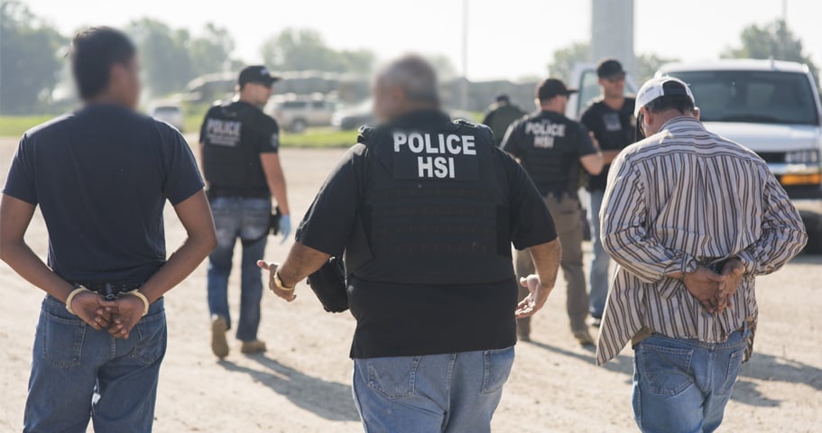 Redadas de ICE: Ciudades en las que ‘cazarían’ inmigrantes este domingo featured image