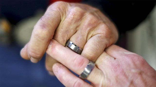 Crónica: Casémonos por amor, pero al dinero y a la ‘green card’