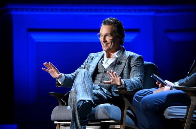 Actor Matthew McConaughey viaja por Texas para entregar mascarillas en hospitales rurales