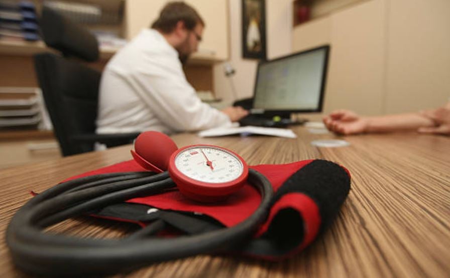 Médicos con récord criminal son designados a examinar inmigrantes