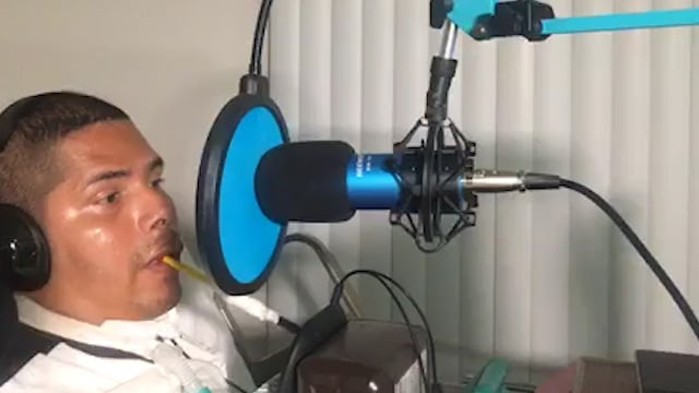 Queda postrado en una cama y consigue “el mejor trabajo del mundo” (VIDEO)