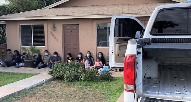 Patrulla Fronteriza encuentra treintena de migrantes en el cajón de una camioneta