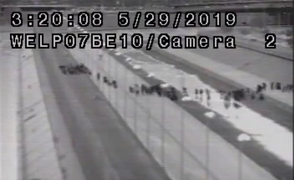 Más de mil migrantes cruzan en grupo la frontera de EE.UU. (VIDEO)