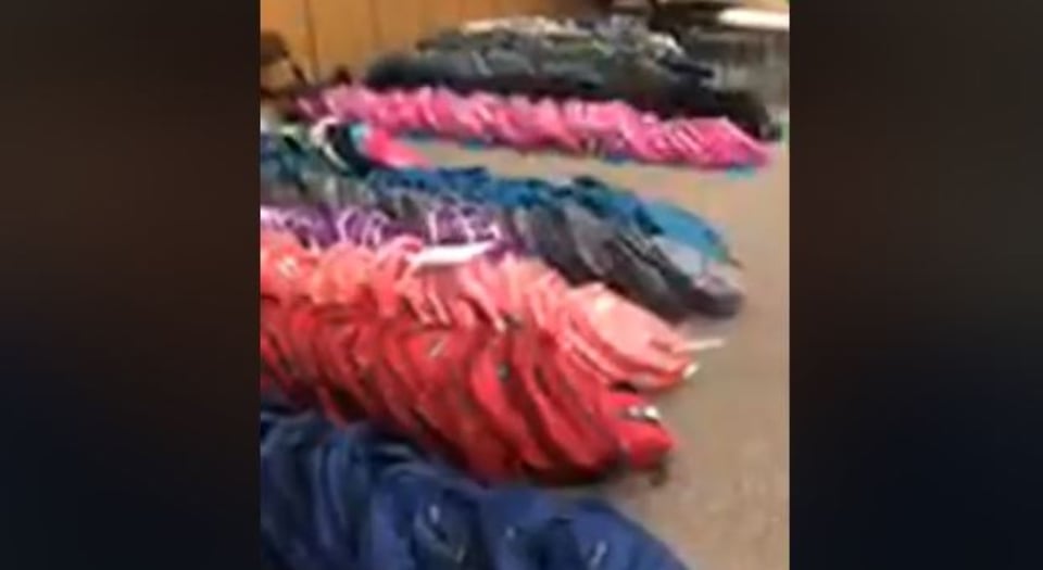 Policía de Chamblee alista entrega de mochilas a estudiantes en DeKalb