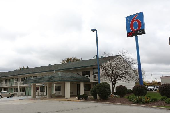 Juez pide más información de afectados por traspaso de datos de Motel 6 a ICE