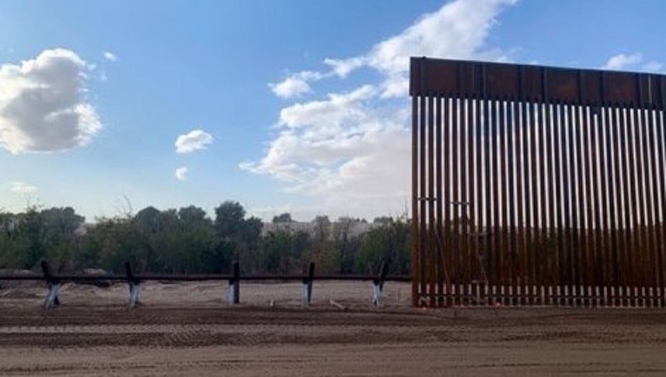 El viento derrumbó secciones del muro fronterizo de Trump