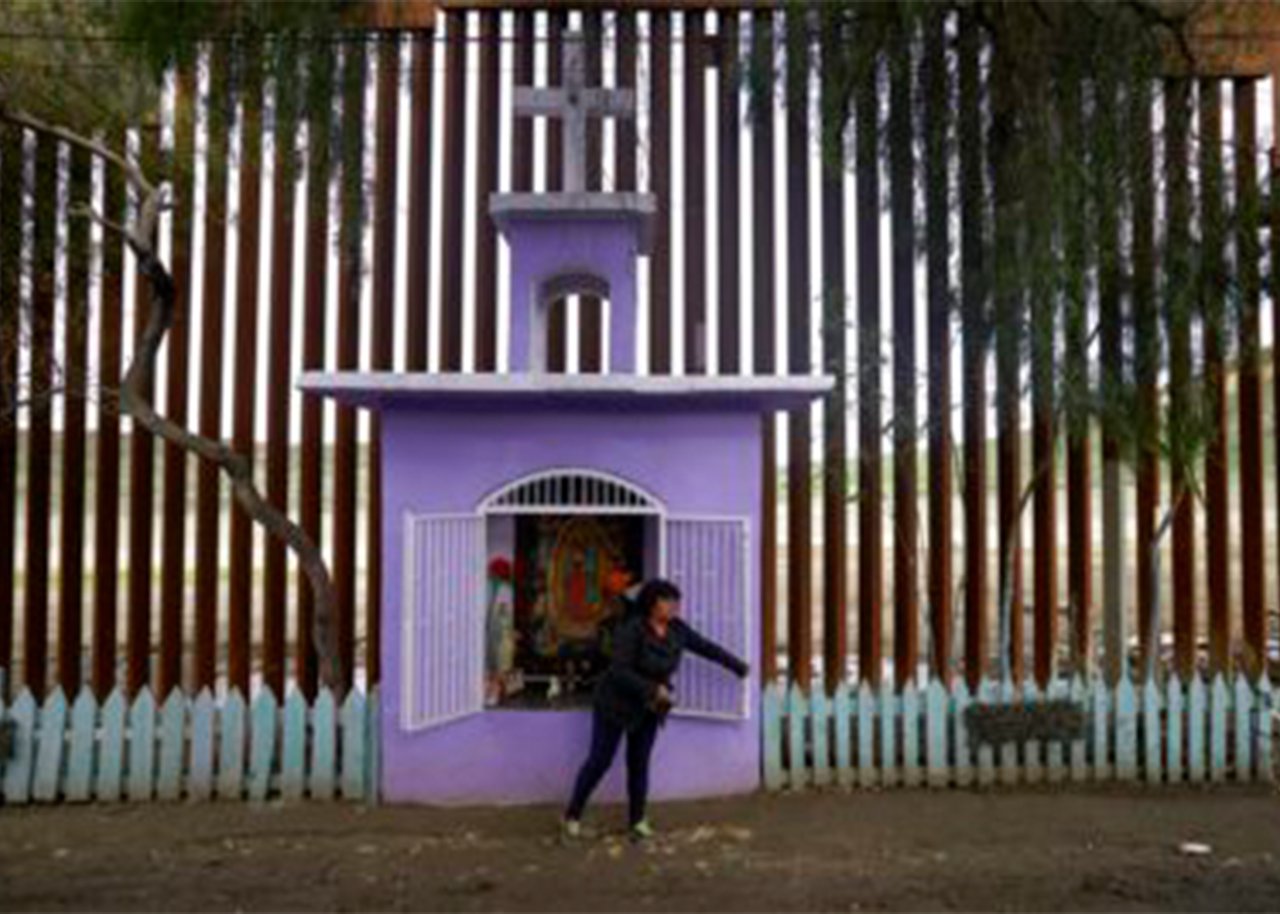 Cementerios e iglesia de familia de Texas se salvan del muro de Trump