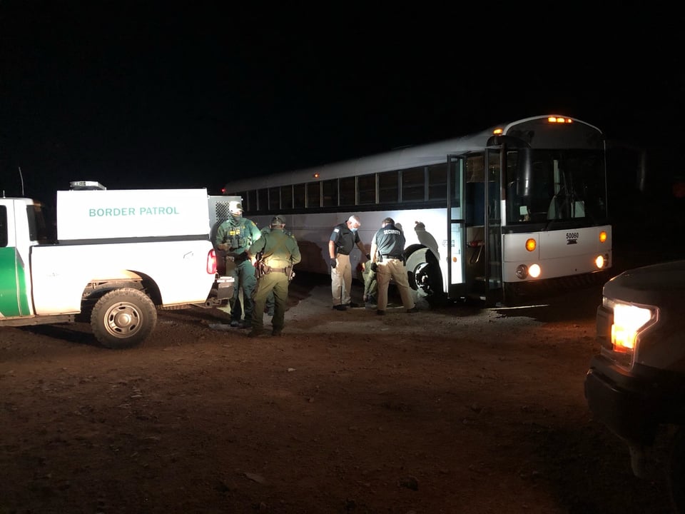 Patrulla Fronteriza arresta a inmigrantes en campamento de asistencia humanitaria