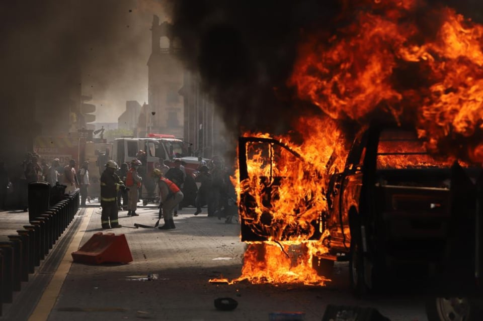 Protestan y queman patrullas en México por muerte de Giovanni; queman a policía (VIDEO)