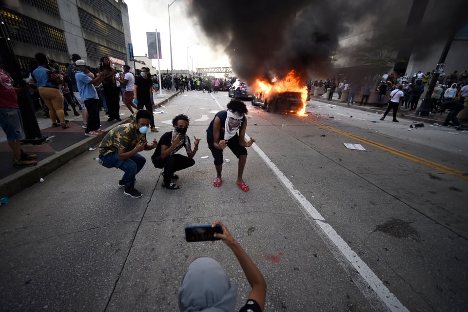 Patrulla de NYPD ‘atropella’ a multitud en protesta por George Floyd (VIDEO)