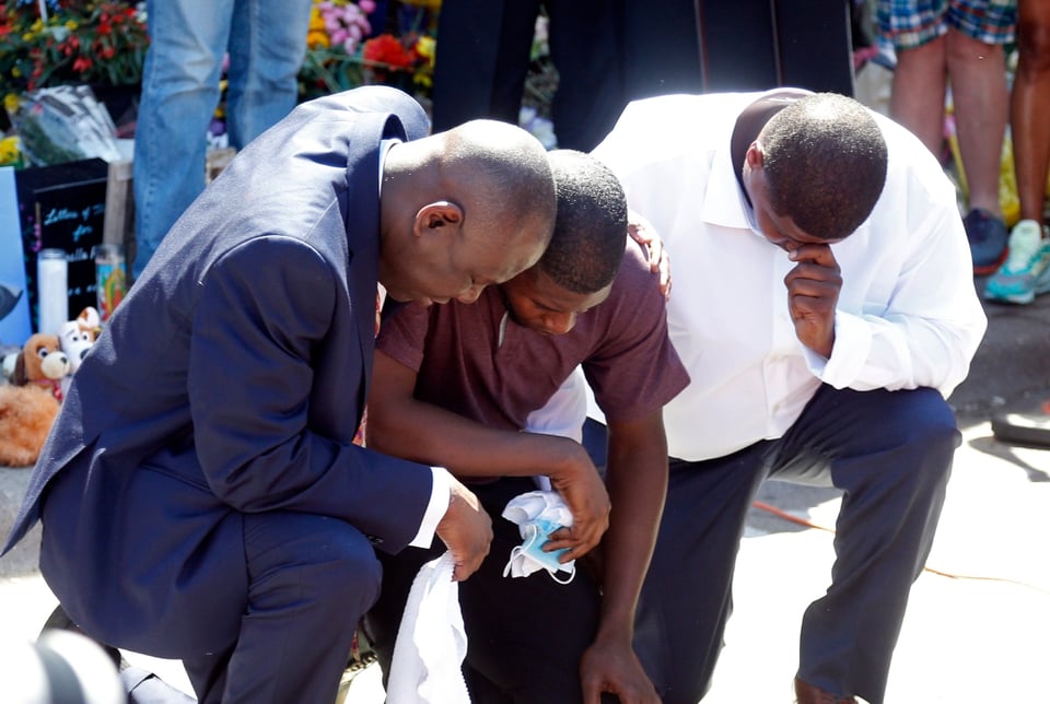 Realizan funeral de Floyd en North Carolina y familia recibe algo inesperado (FOTOS)