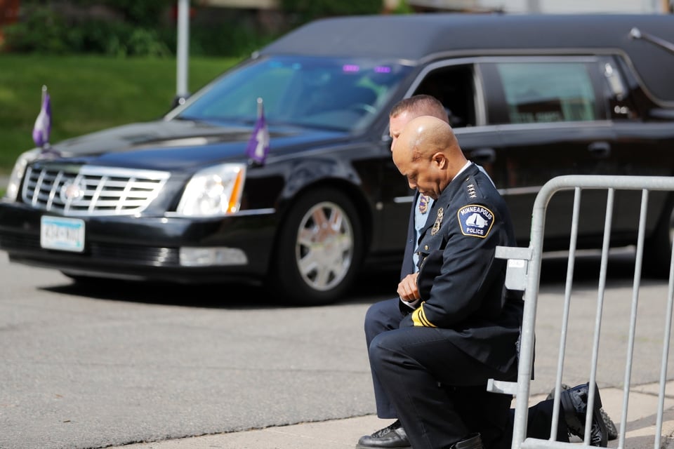 Policías se arrodillan en pleno funeral de George Floyd en Minneapolis (FOTOS)