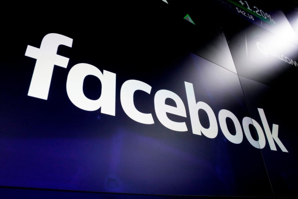 Facebook retira anuncio de Trump con símbolo usado por nazis