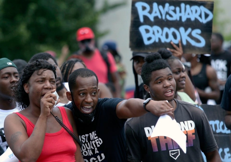 Asesinato de Rayshard Brooks: Renuncia jefa de la policía de Atlanta, Erika Shields