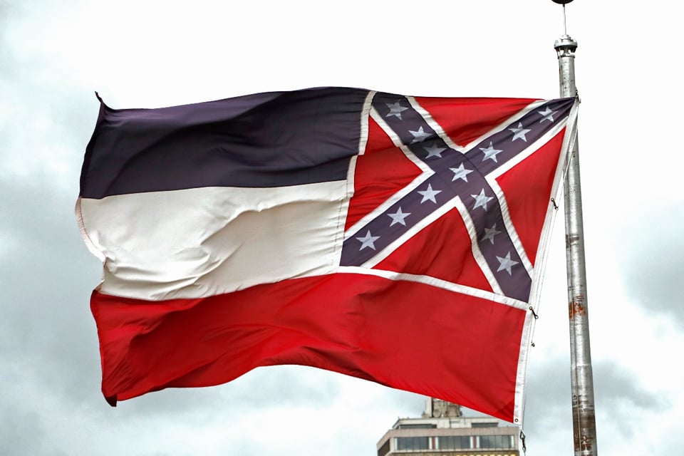 Mississippi aprueba retiro de emblema confederado de bandera
