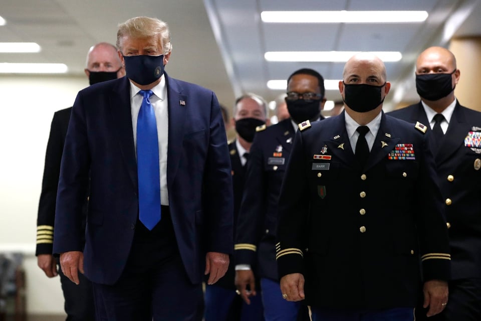 Trump usa mascarilla por primera vez durante visita a hospital militar (FOTOS)