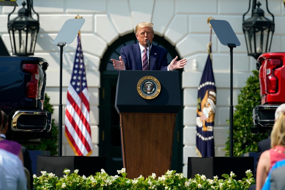 Trump ahora dice que llevar mascarillas es «patriótico»