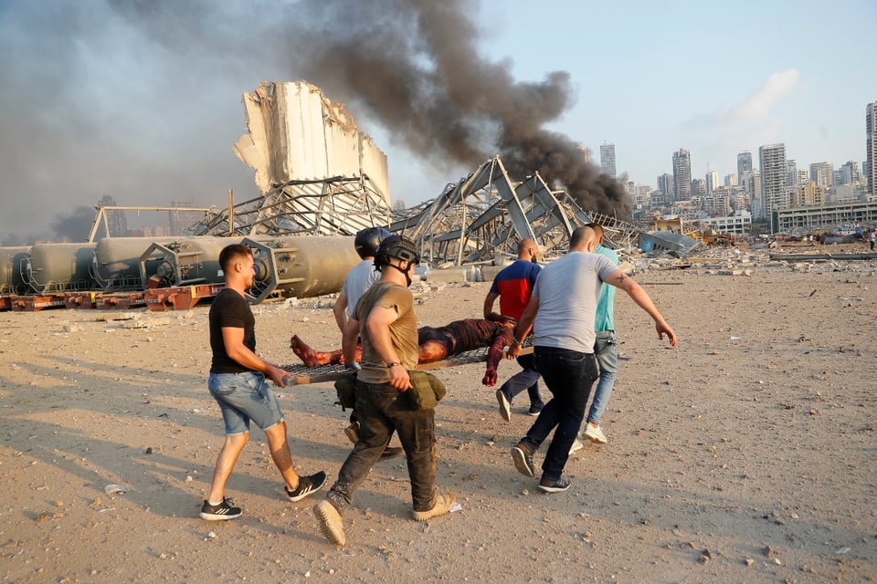 Trump dice que explosión en Beirut quizás haya sido un «ataque» (FOTOS)