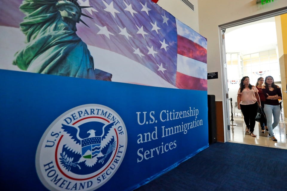 USCIS cancela despidos, pero aún tiene malas noticias para inmigrantes