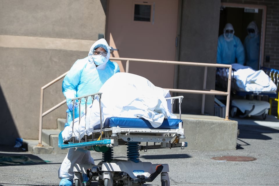 Aumenta a 10 mil número de muertos por coronavirus y Nueva York toma decisión con cadáveres featured image